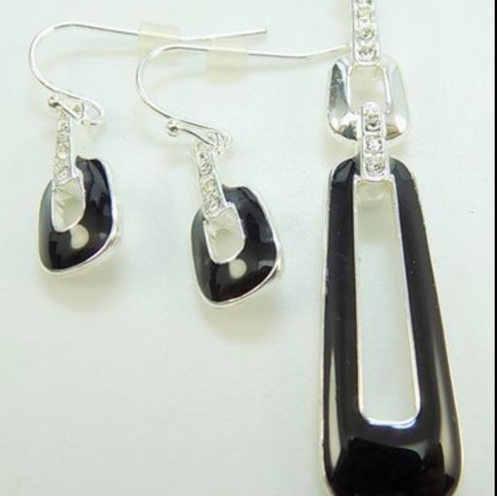 AVON - JET ENAMEL NECKLACE AND EARRING GIFT SET